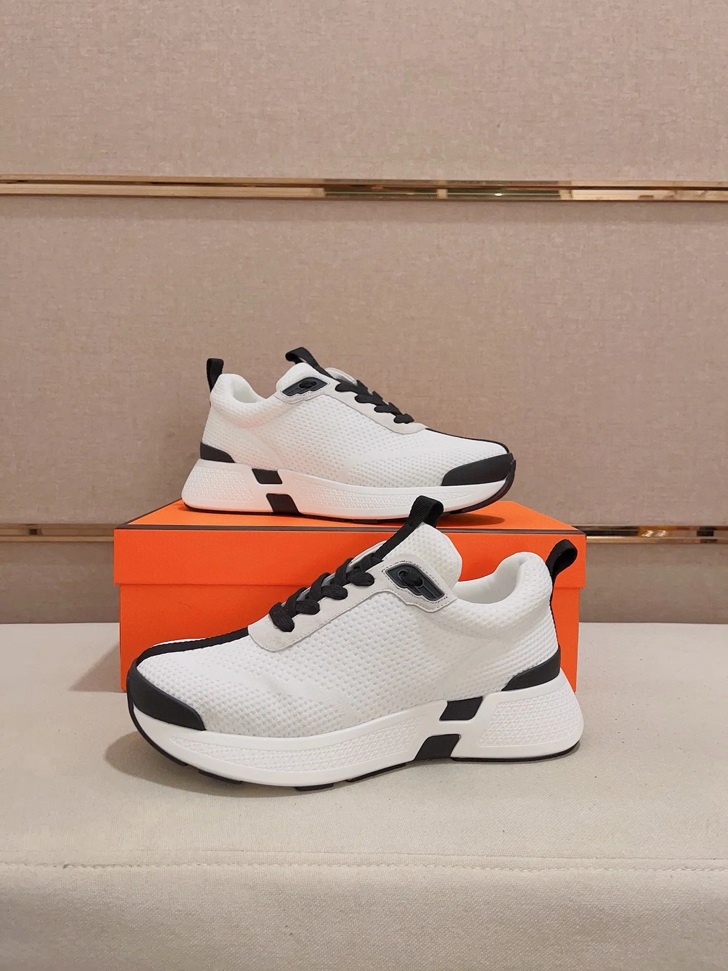 Factory price: 540💰《HERMES》【Classic Original Version】Hermès; Top 🔝 Purchasing Agency 🔍🔍Men's latest 🇺🇸 counters are on sale simultaneously, original imported from Italy ▲▲Silk cowhide with breathable fabric ▲▲ (high-end and expensive Qi·Grade) Exquisite workmanship (Italian 🇮🇹Imported water-dyed 🐂cowhide lining) Sole: Original sole provided by the original factory, ⚠️Exclusive double-layer activity·TPR·Rubber·Combined molded outsole; Super·comfortable·wear-resistant·non-slip·environmental protection The real thing is more beautiful if you take the real thing (high quality, follow the order), you can enter and exit the counter at will * Number of yards: 38·39·40·41·42·43·44# (can be customized 45.)
